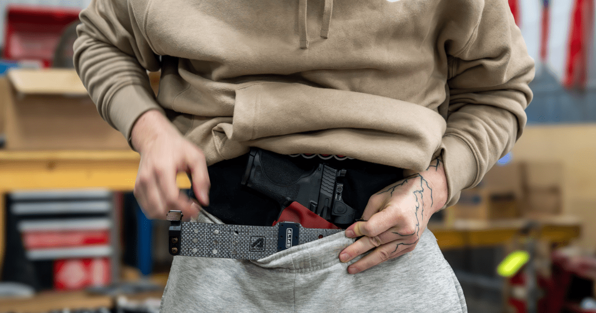 A man using the Neomag's Alias Beltless Carry sytem for self-defence everyday carry.