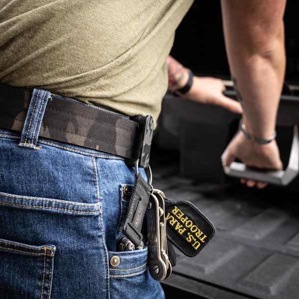 ALIAS BLACK MULTICAM BELT ON MAN WITH KEYCHAIN ON TACTRAP